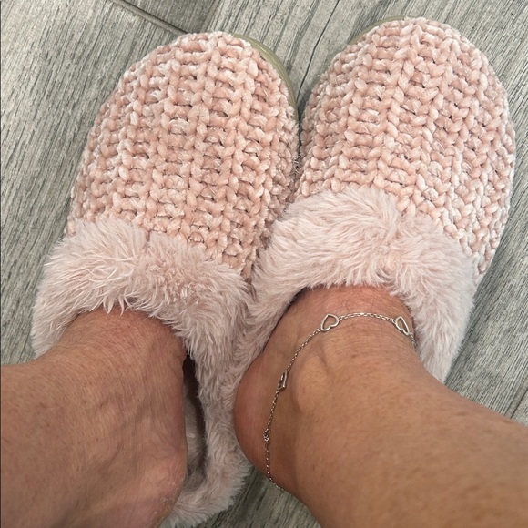 Pink fuzzy slippers feet foot gently worn used sz 6 ladies my favorite loved - Picture 6 of 9